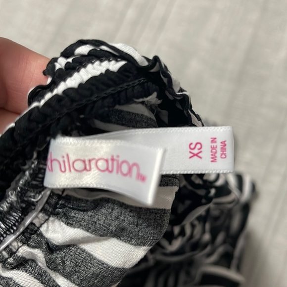 XHILIRATION | Women’s Ruffled and Striped High Waisted Shorts Size XS - Picture 3 of 3